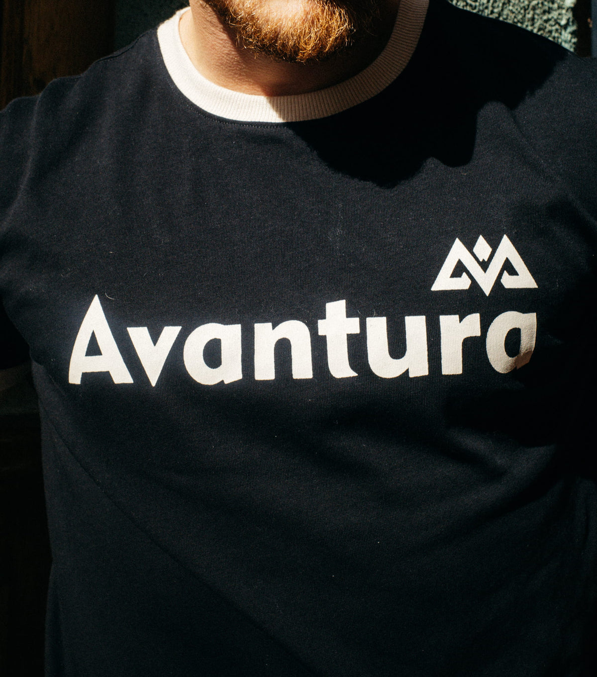 Avantura T-Shirt Schwarz mit weißem Logo und cremefarbenem Rippkragen