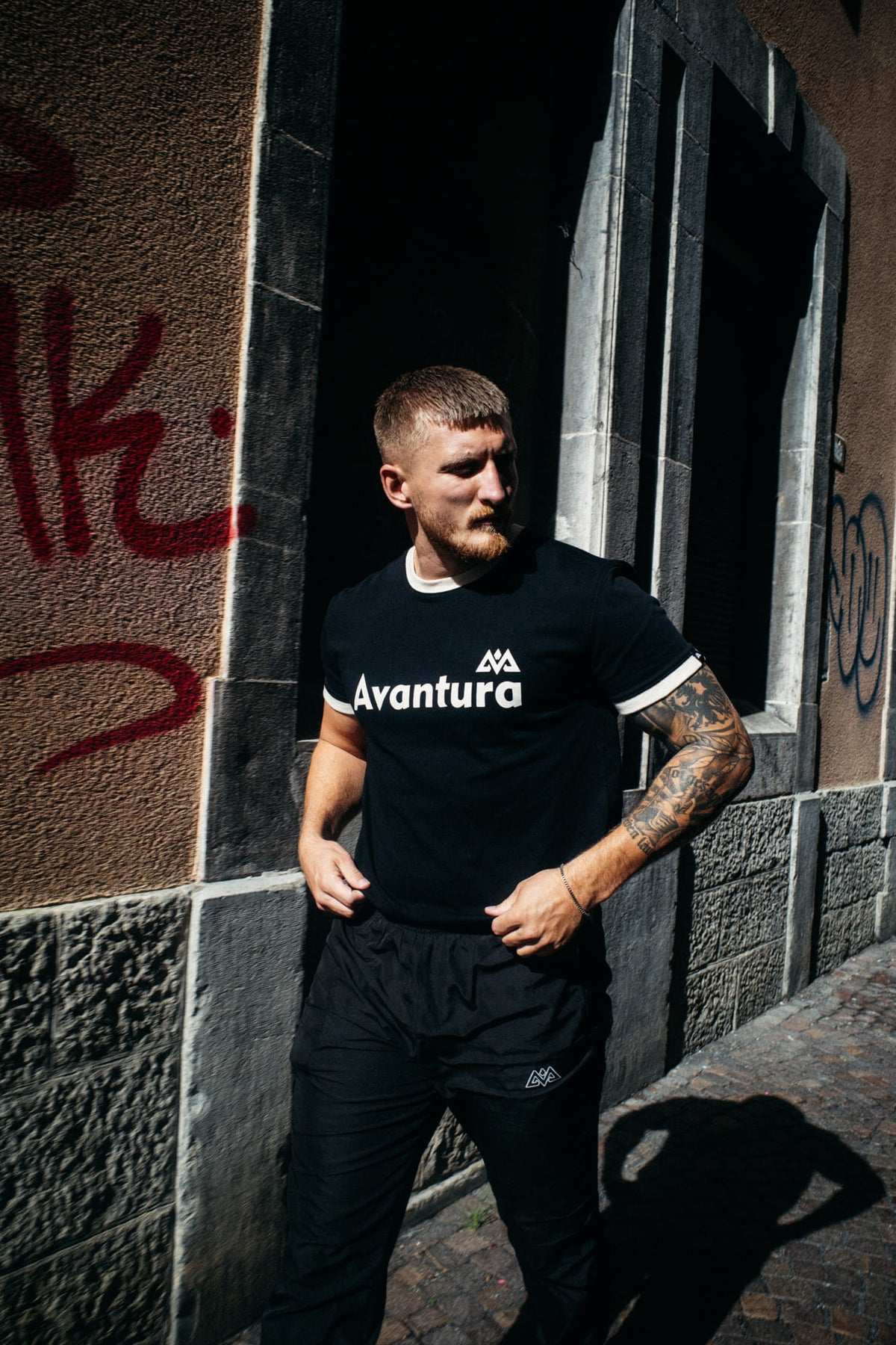 Avantura T-Shirt Schwarz mit Ärmelborten, urbaner Streetwear-Stil