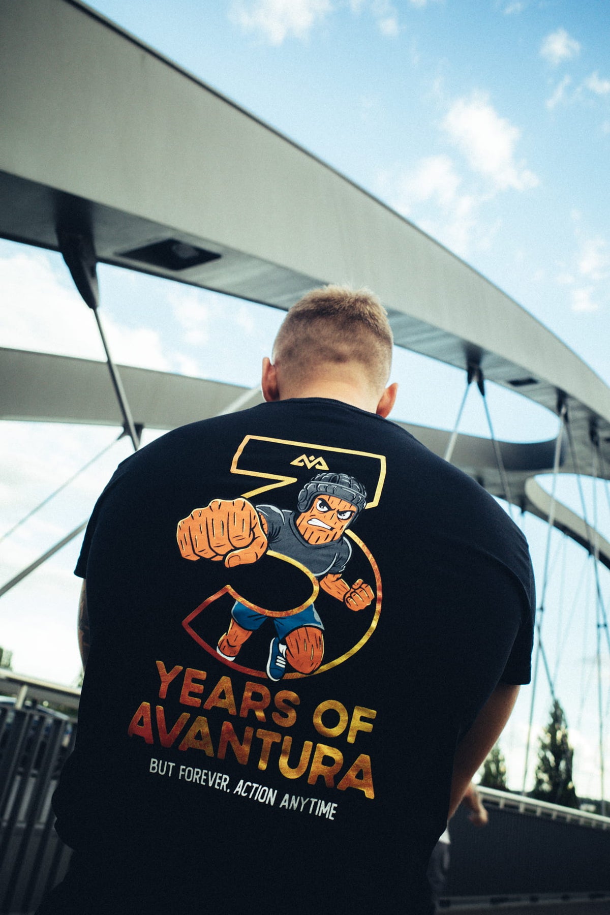 Großes Backprint Design auf dem schwarzen Avantura T-Shirt