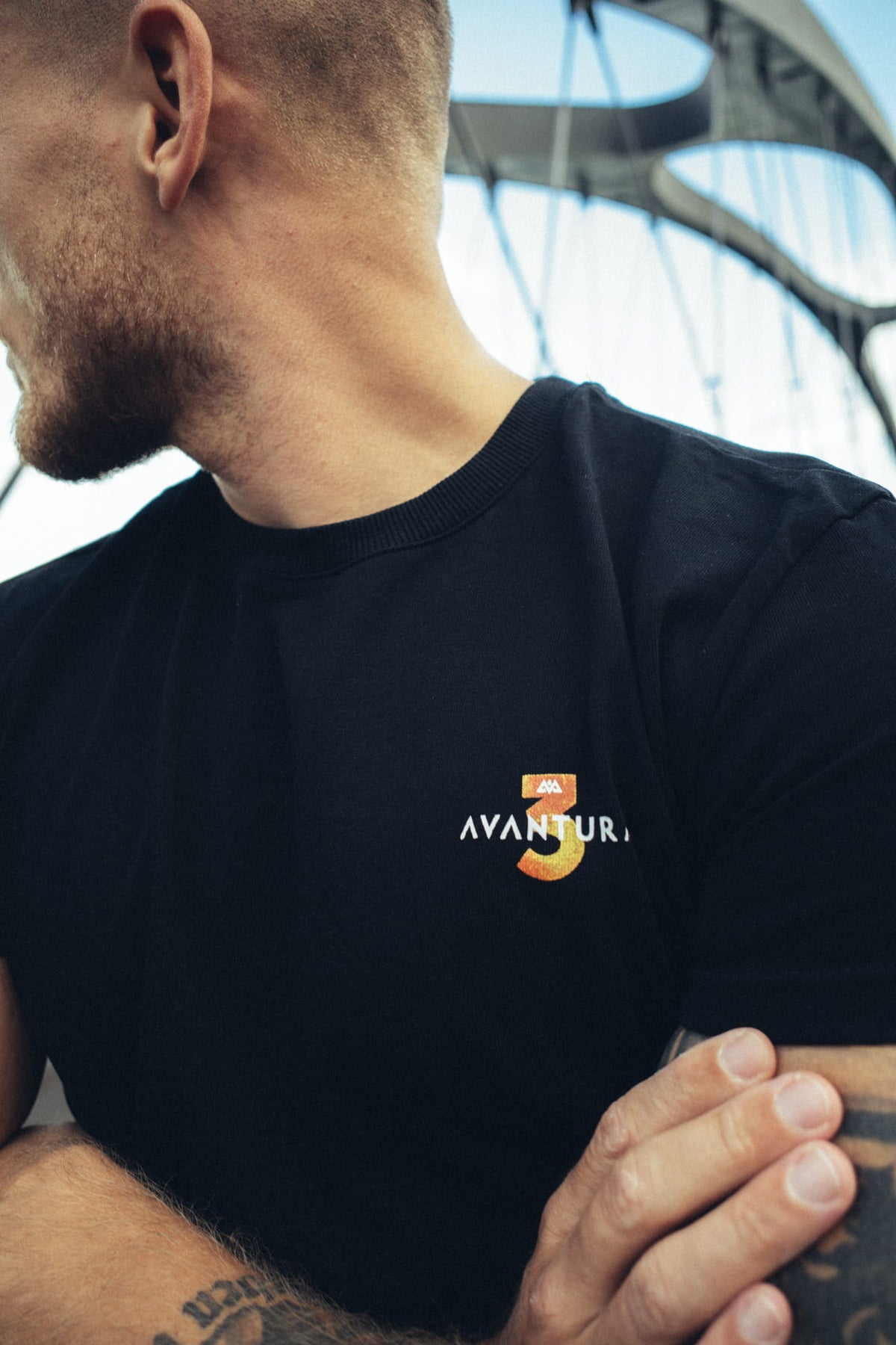 Avantura T-Shirt mit orangefarbenem Logo auf der linken Brust