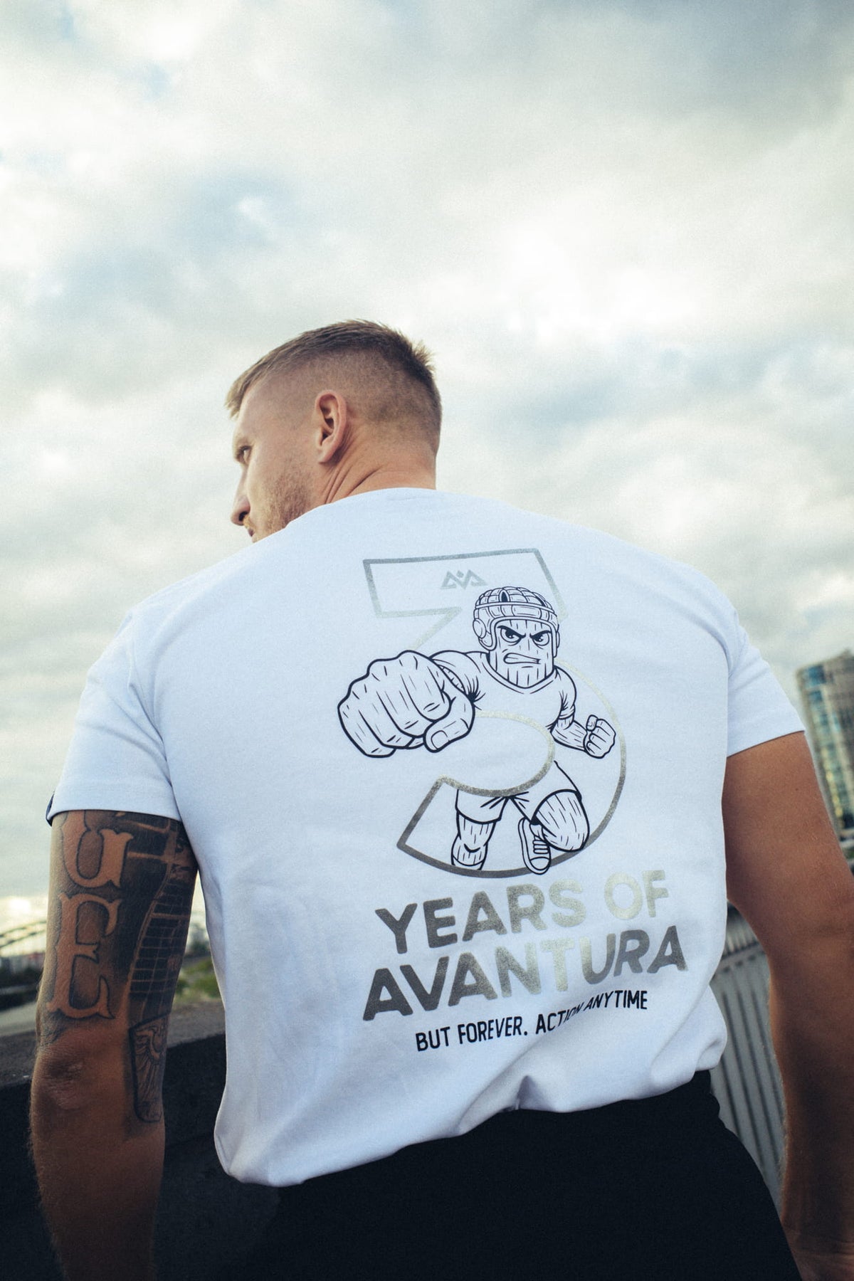 Nahaufnahme Backprint weißes T-Shirt: Cartoon-Kämpfer in Zahl 3 mit Text YEARS OF AVANTURA