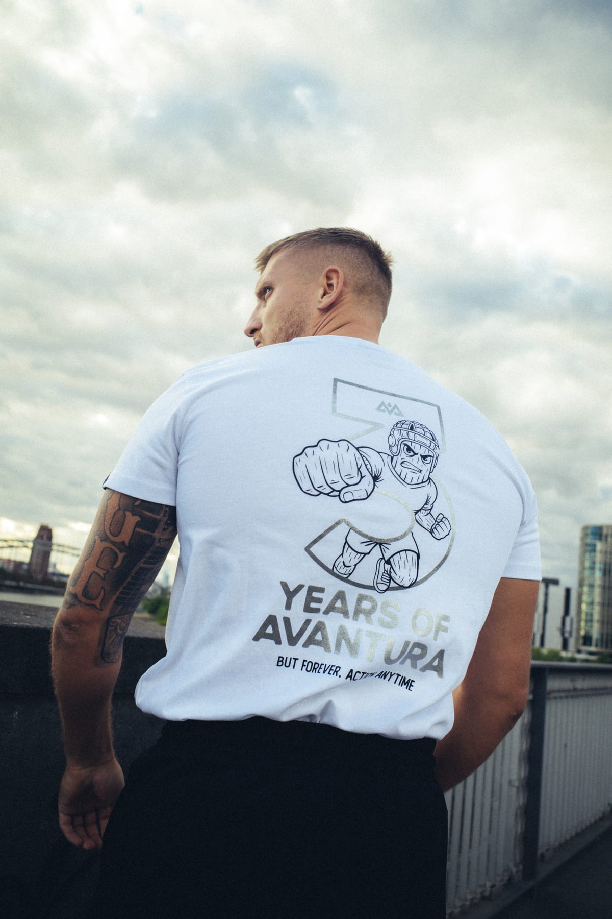 Rückansicht weißes T-Shirt mit großem YEARS OF AVANTURA Grafikprint und Cartoon-Figur