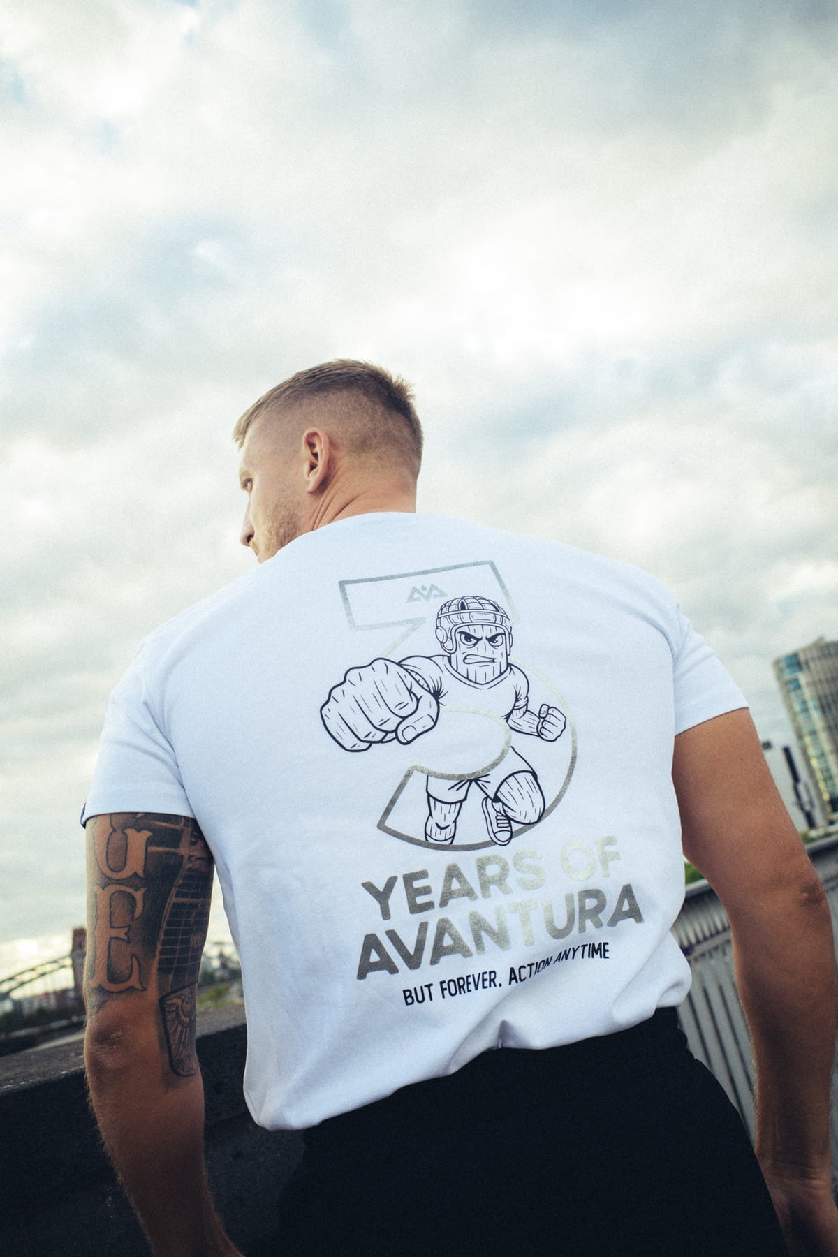 Mann trägt weißes T-Shirt mit großem Cartoon-Grafikprint auf dem Rücken