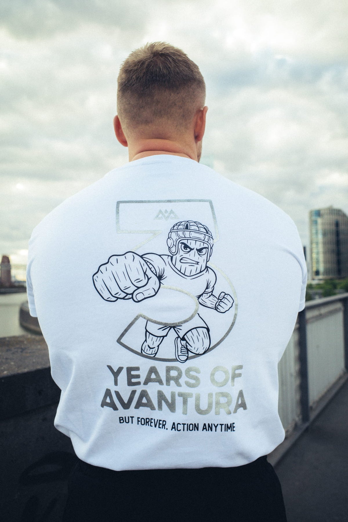 Grafikdetail weißes T-Shirt: kämpferische Figur in silberner Kontur mit Avanta-Text