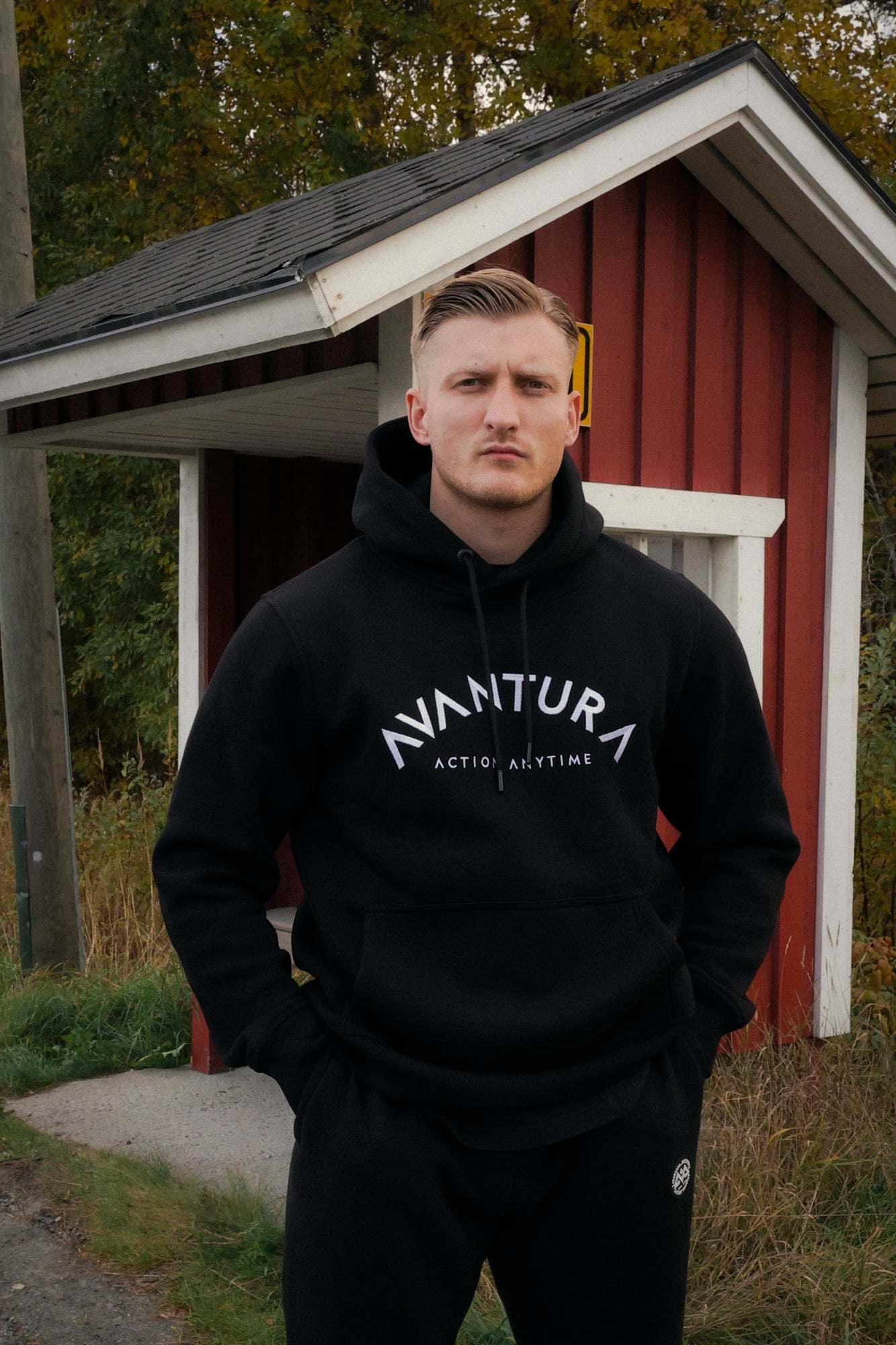 CURVED LETTERS HOODIE SCHWARZ