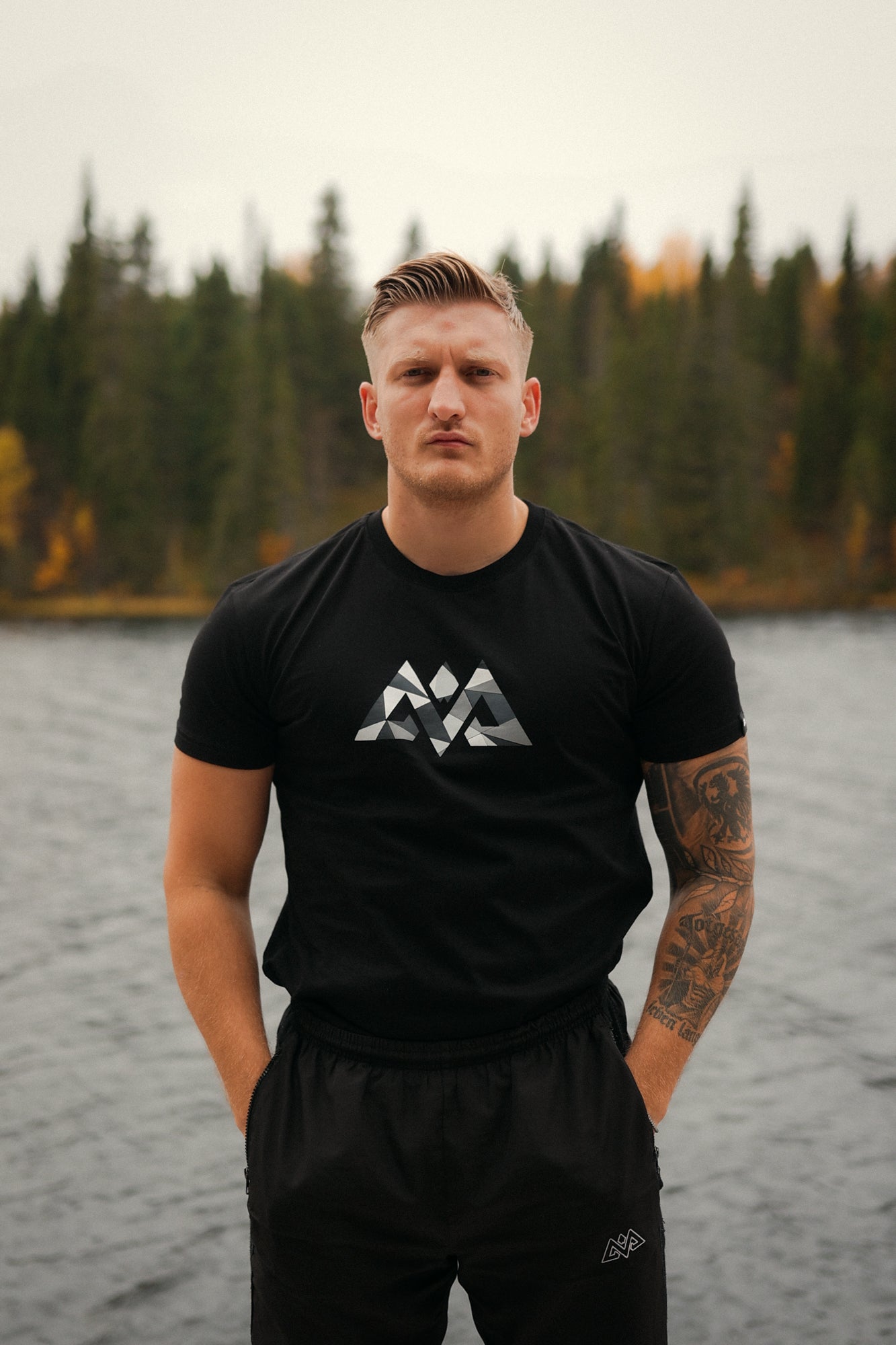 MOSAIK T-SHIRT SCHWARZ