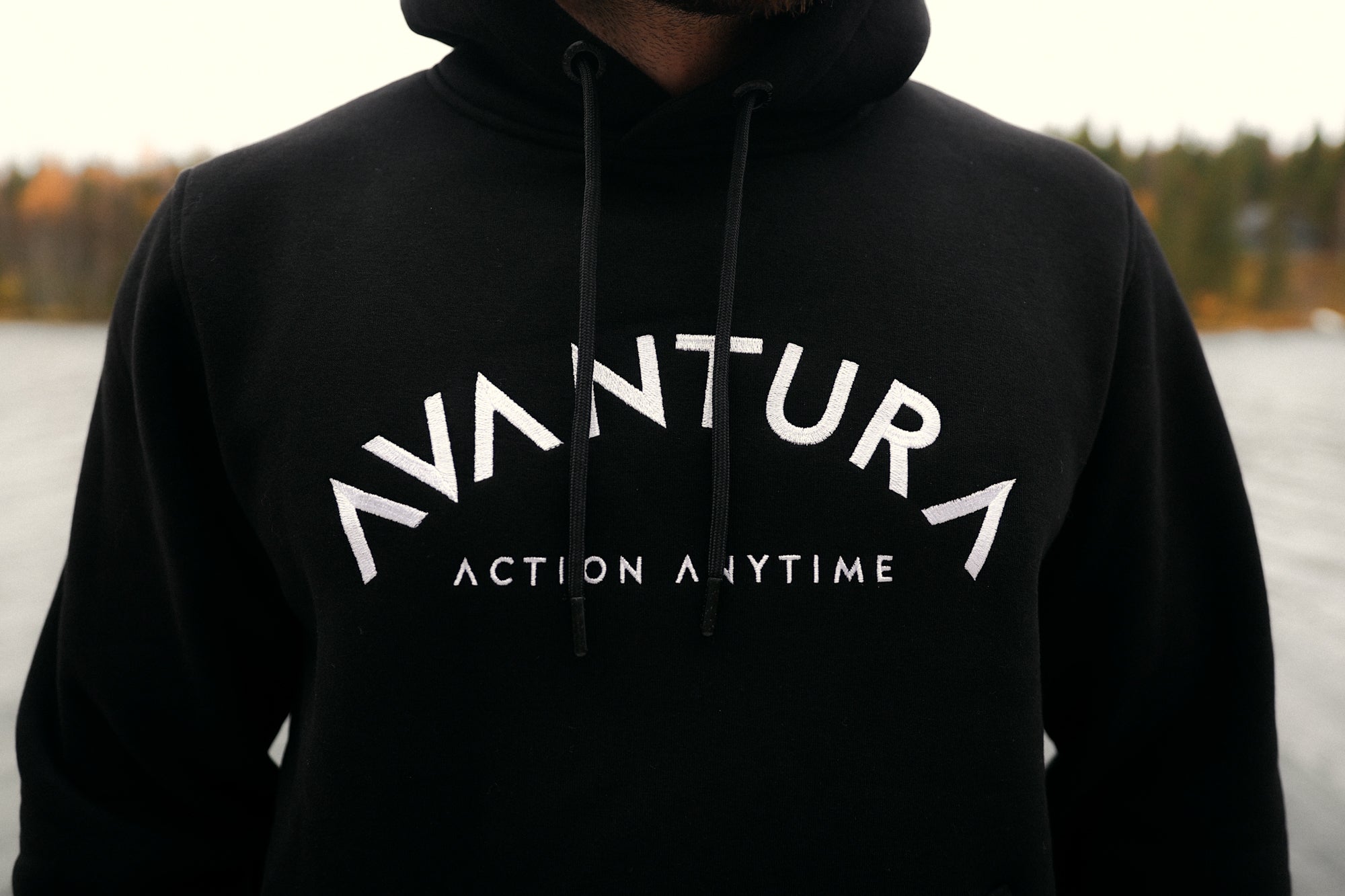 CURVED LETTERS HOODIE SCHWARZ