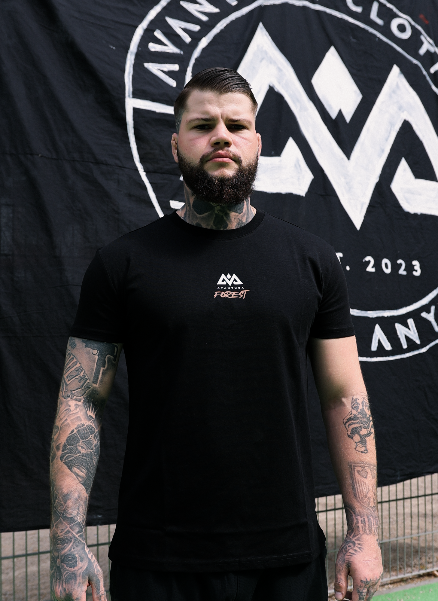 SCHULTER AN SCHULTER T-SHIRT SCHWARZ