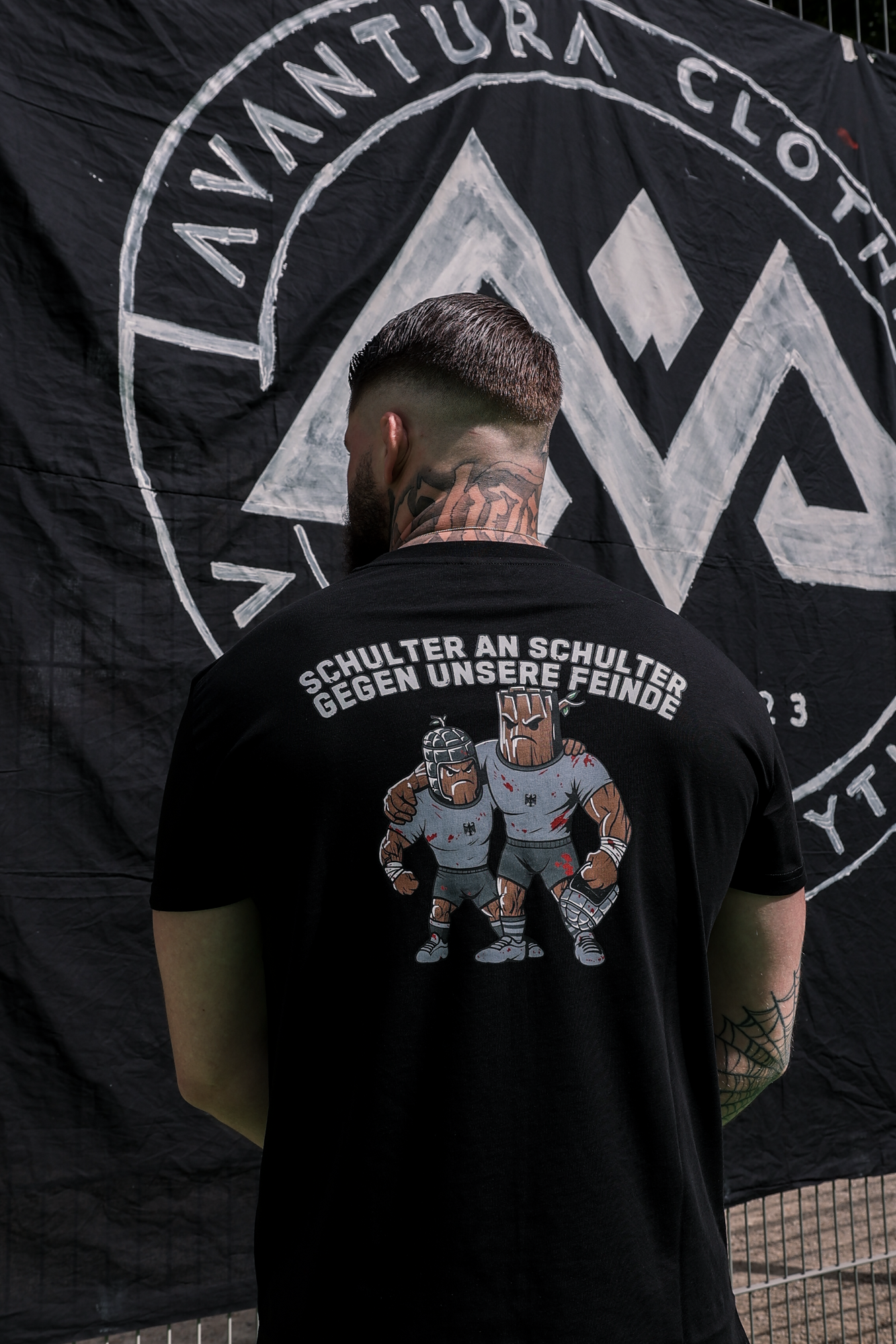 SCHULTER AN SCHULTER T-SHIRT SCHWARZ