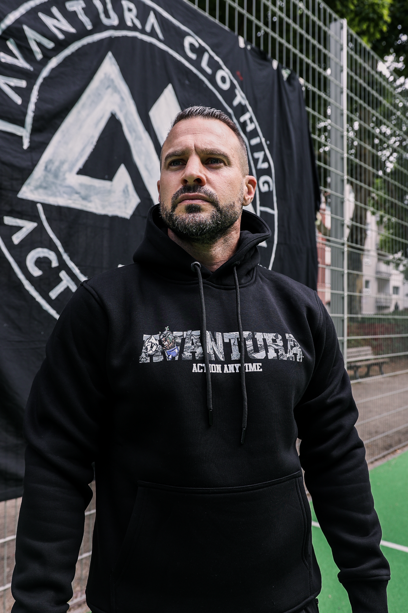 FILLED LETTERS HOODIE SCHWARZ