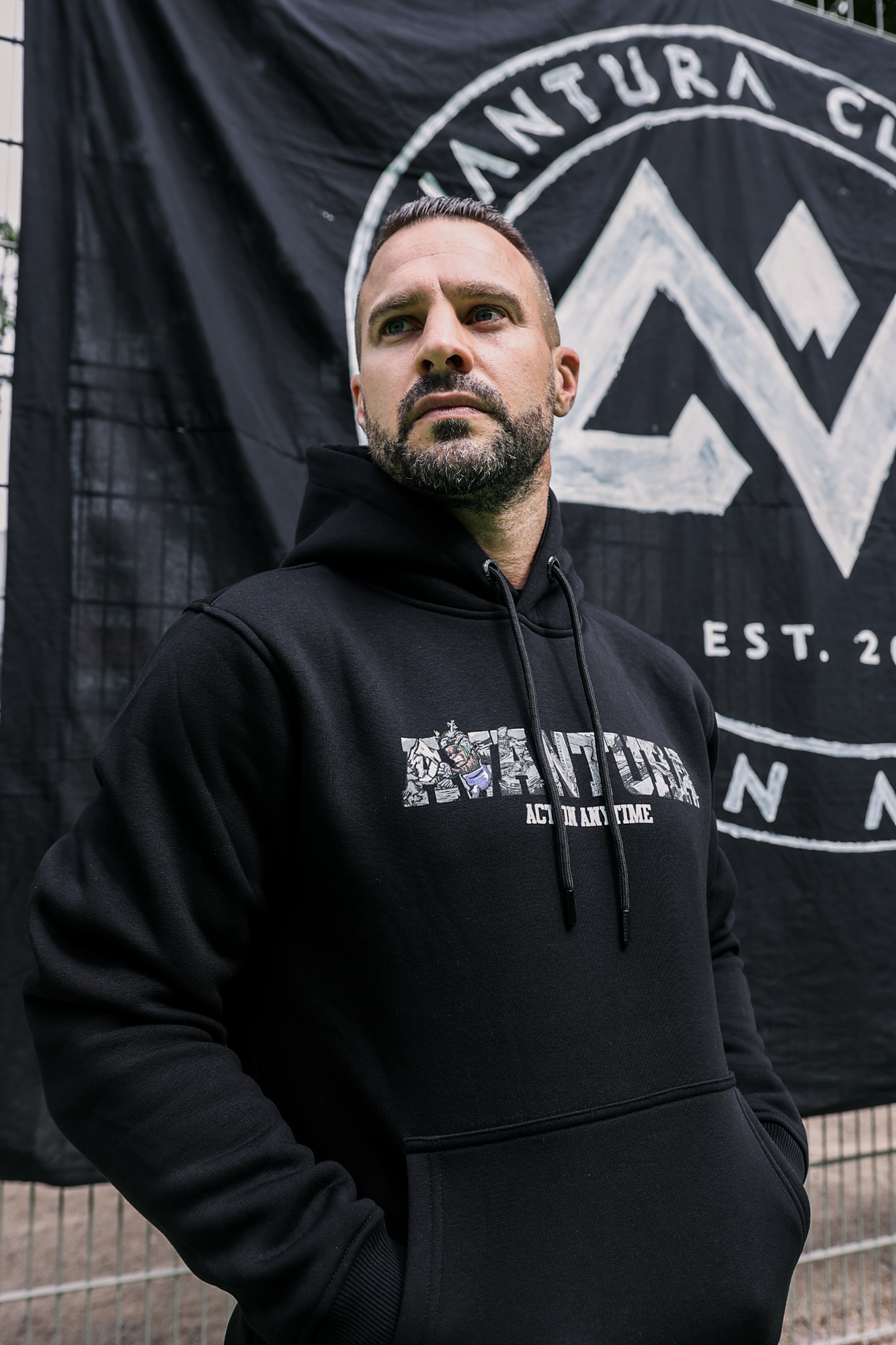 FILLED LETTERS HOODIE SCHWARZ