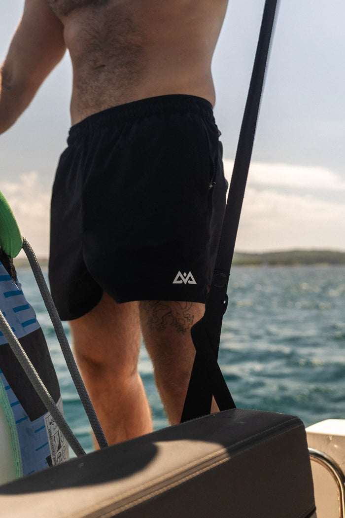 Rückansicht der schwarzen Sportshorts mit elastischem Bund