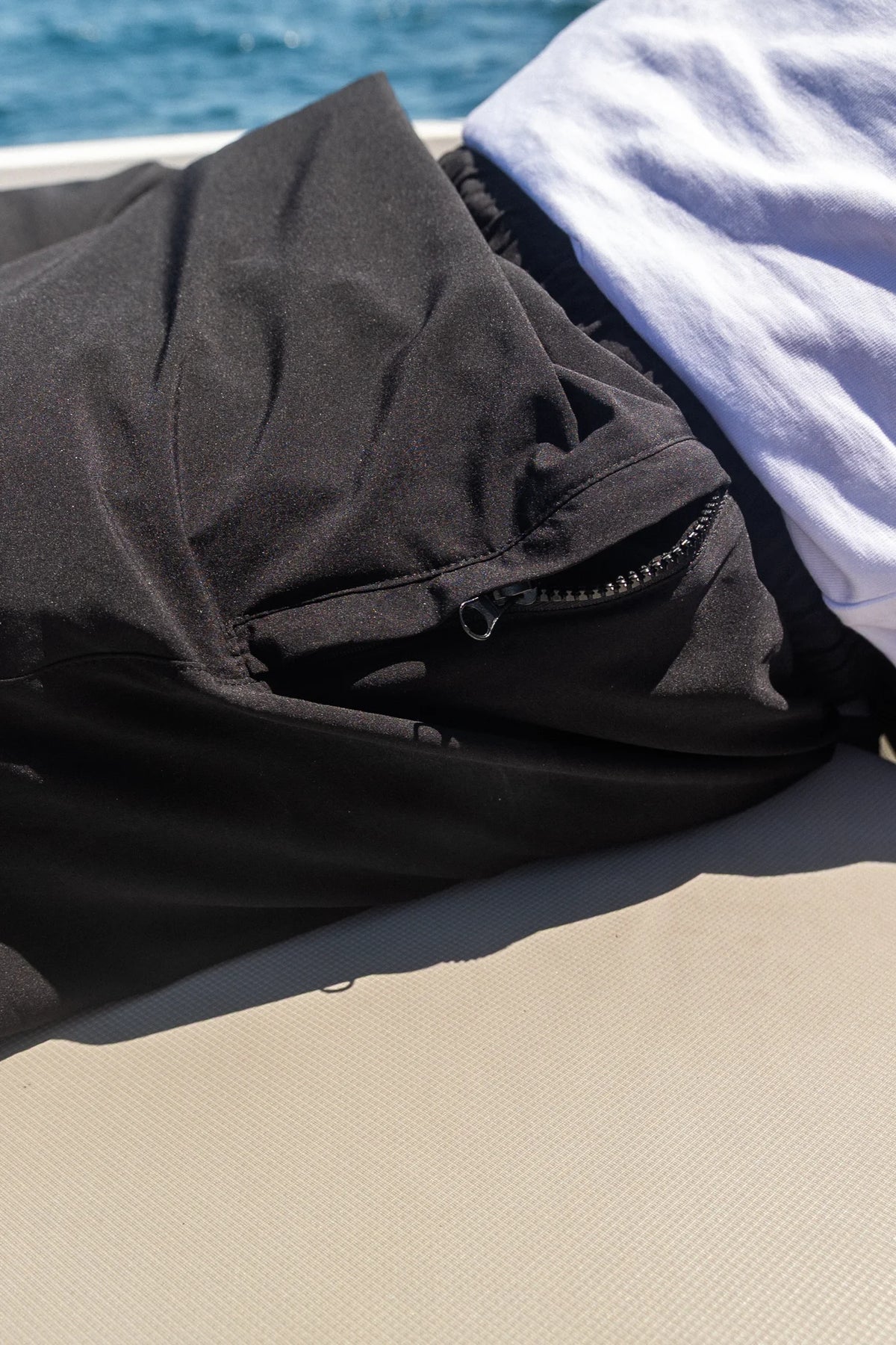 Seitliche Reißverschlusstasche der schwarzen Avantura Shorts