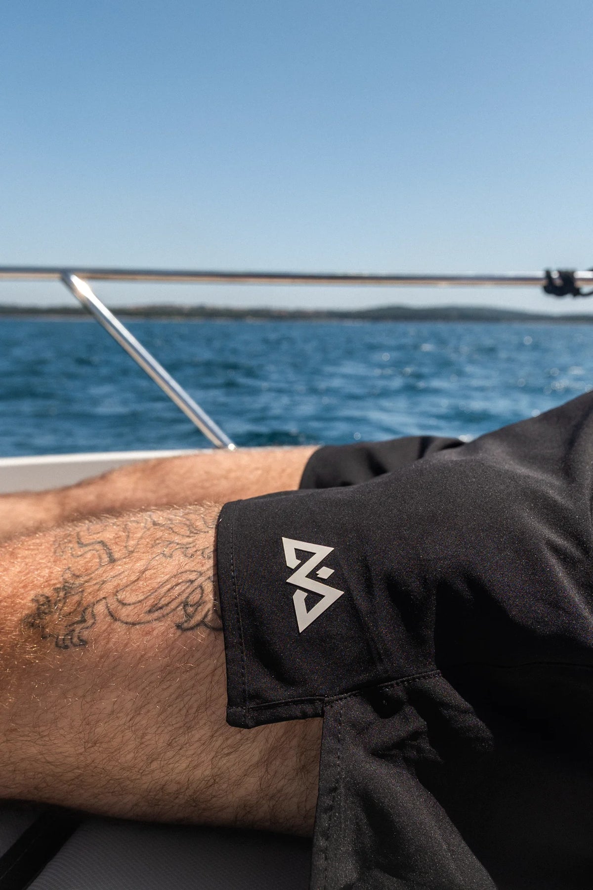 Schwarze AVA Logo Sportshorts mit weißem geometrischem Druck am Bein