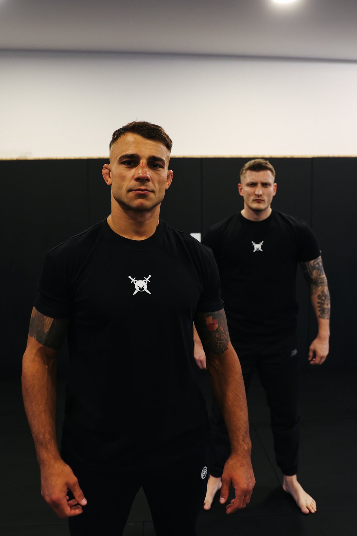 Schwarzes AVANTURA KONNI T-Shirt mit weißem Logo im Trainingssaal