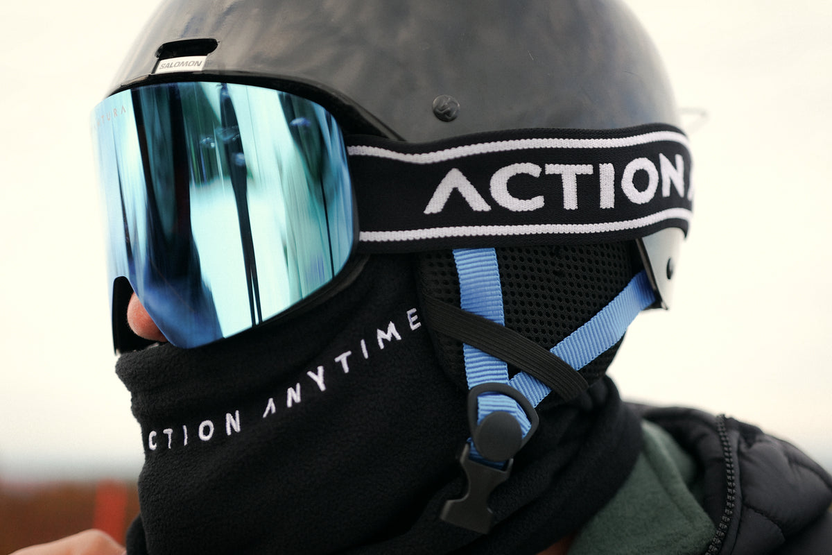 Detailansicht blaue Spiegellinse und ACTION Aufdruck am Brillenband