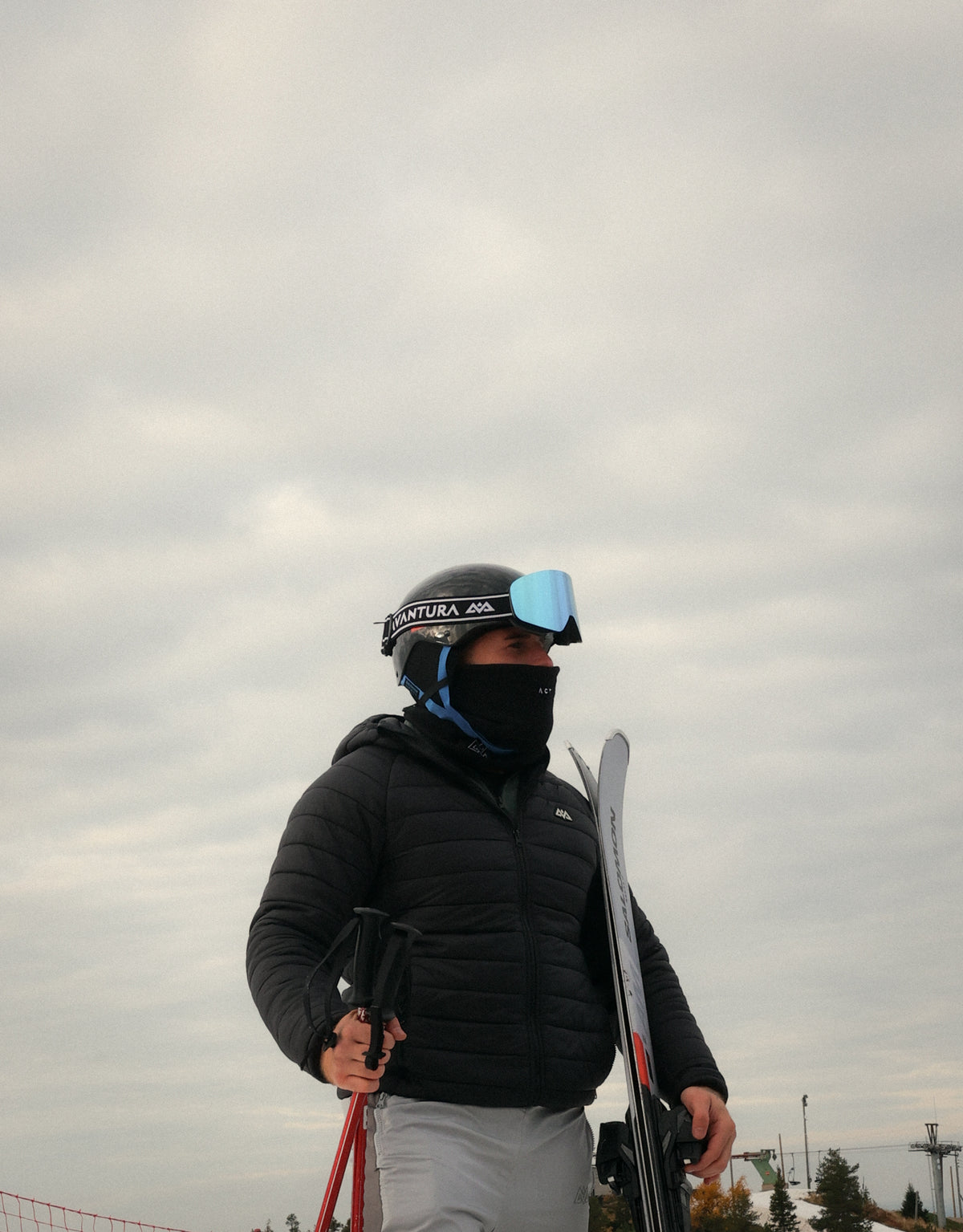 Skibrille mit ACTION ANYTIME Bandprofil am schwarzen Helm