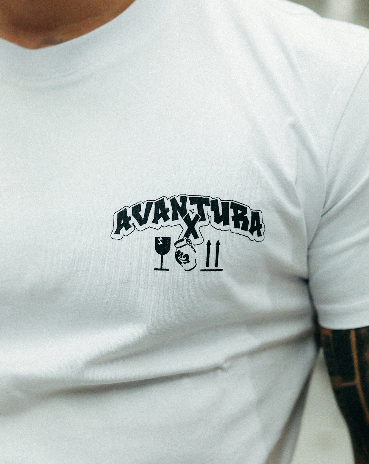 White Avantura x Bembel T-shirt left chest logo detail