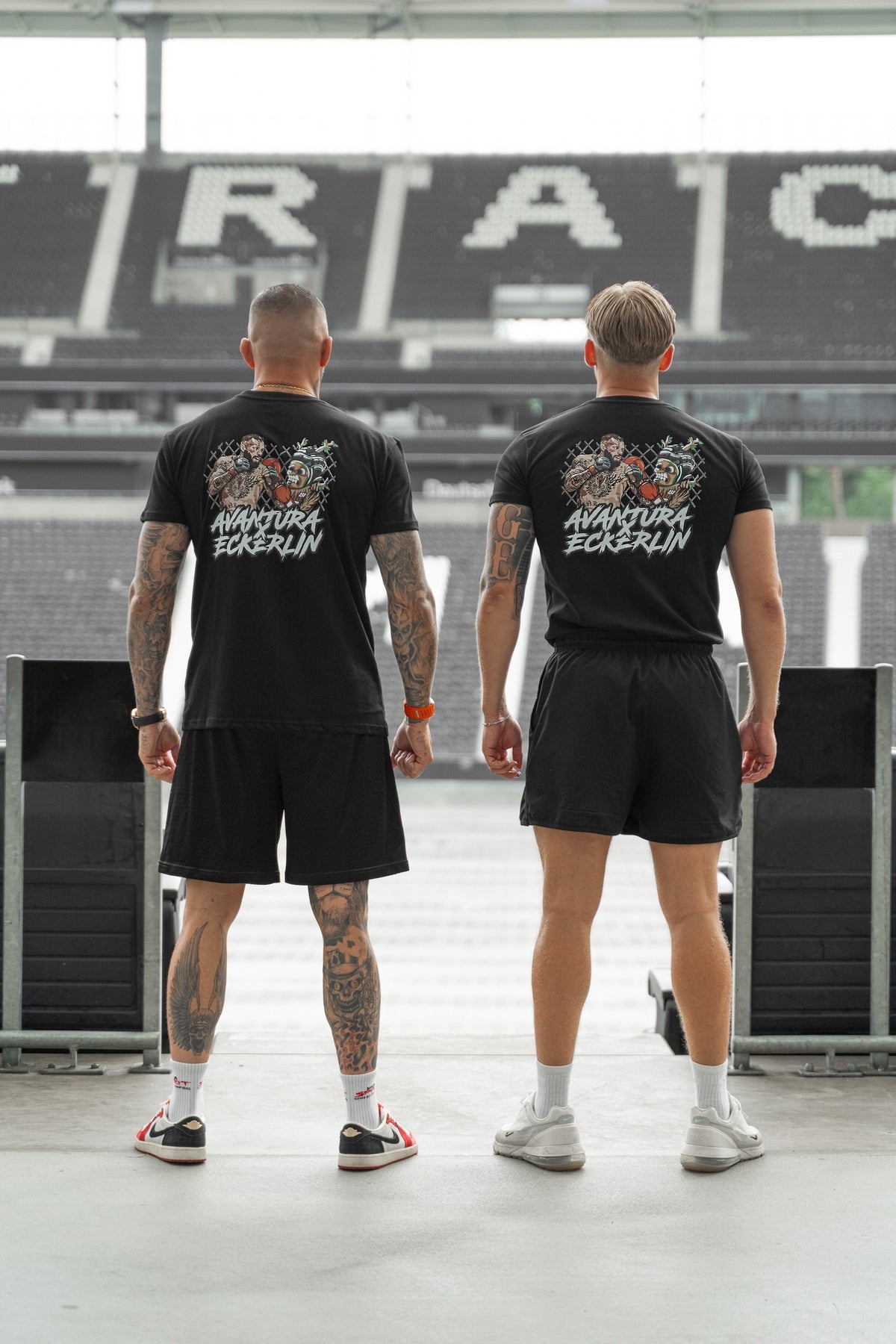 Rückansicht schwarzes T-Shirt mit großem AVANTURA ECKERLIN Grafikdruck