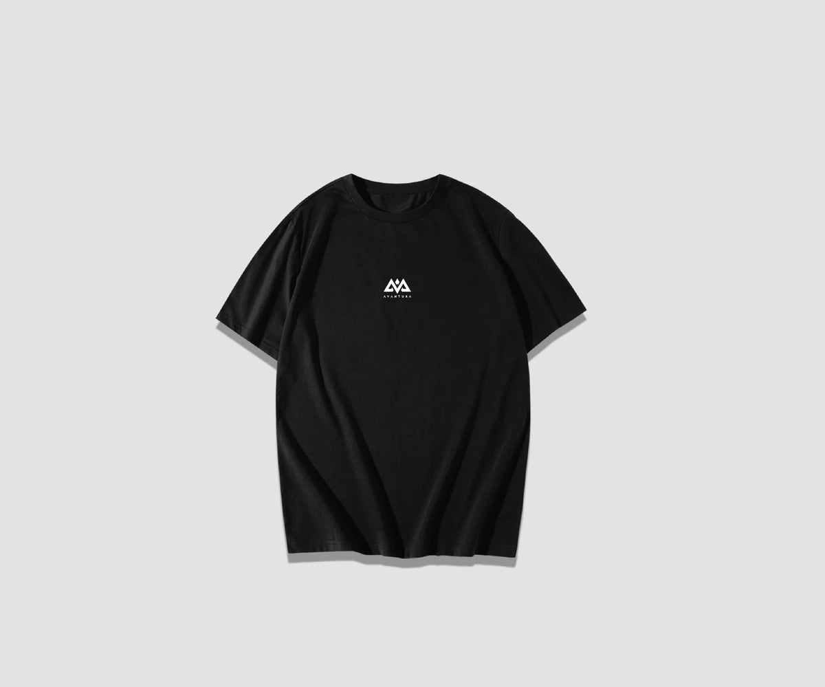 Schwarzes T-Shirt mit kleinem weißem Dreieck-Logo auf der Brust