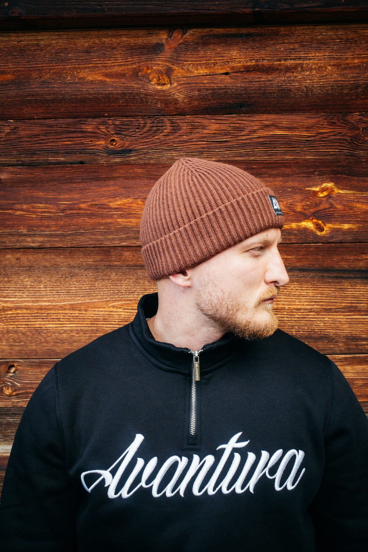 Braune Avantura Beanie mit Logo-Patch und Rippstrick-Design