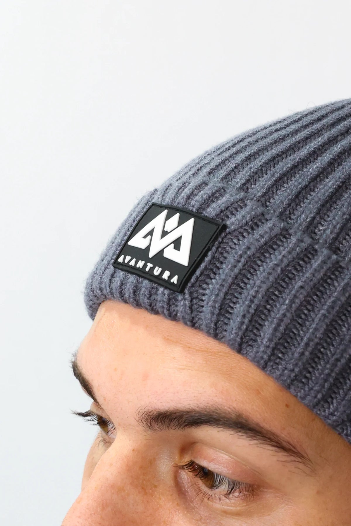 Nahaufnahme des AVANTURA Rubber-Patch-Logos auf der Mütze