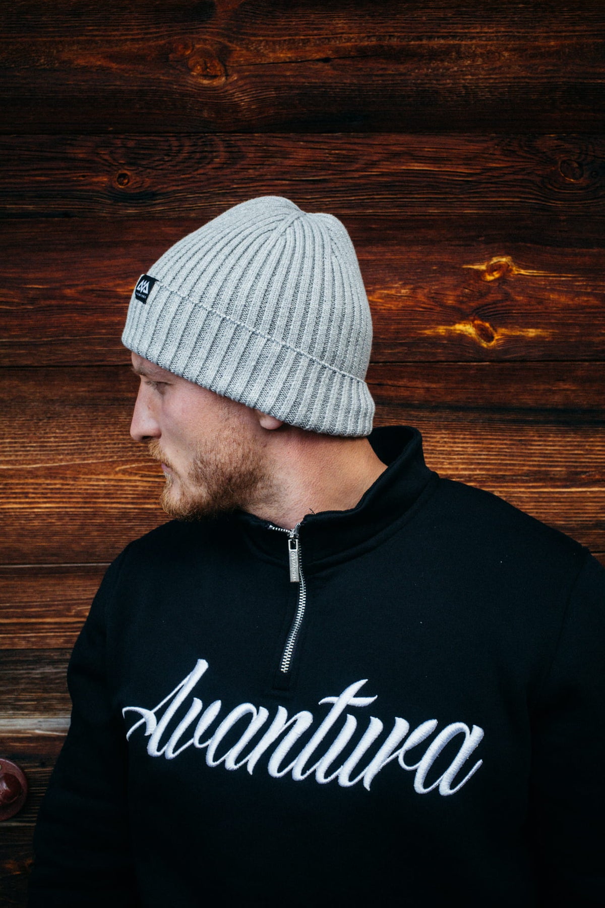 Hellgraue Beanie im klassischen Design mit gewebtem Label