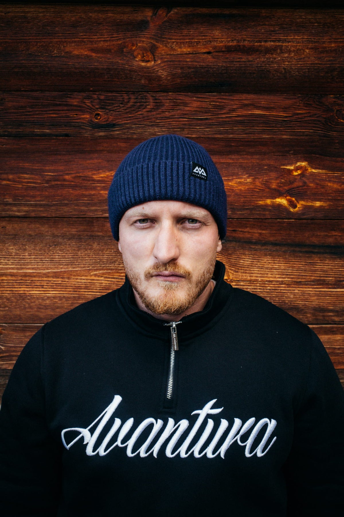 Strickmütze mit gewebtem Label vorne in klassischem Design