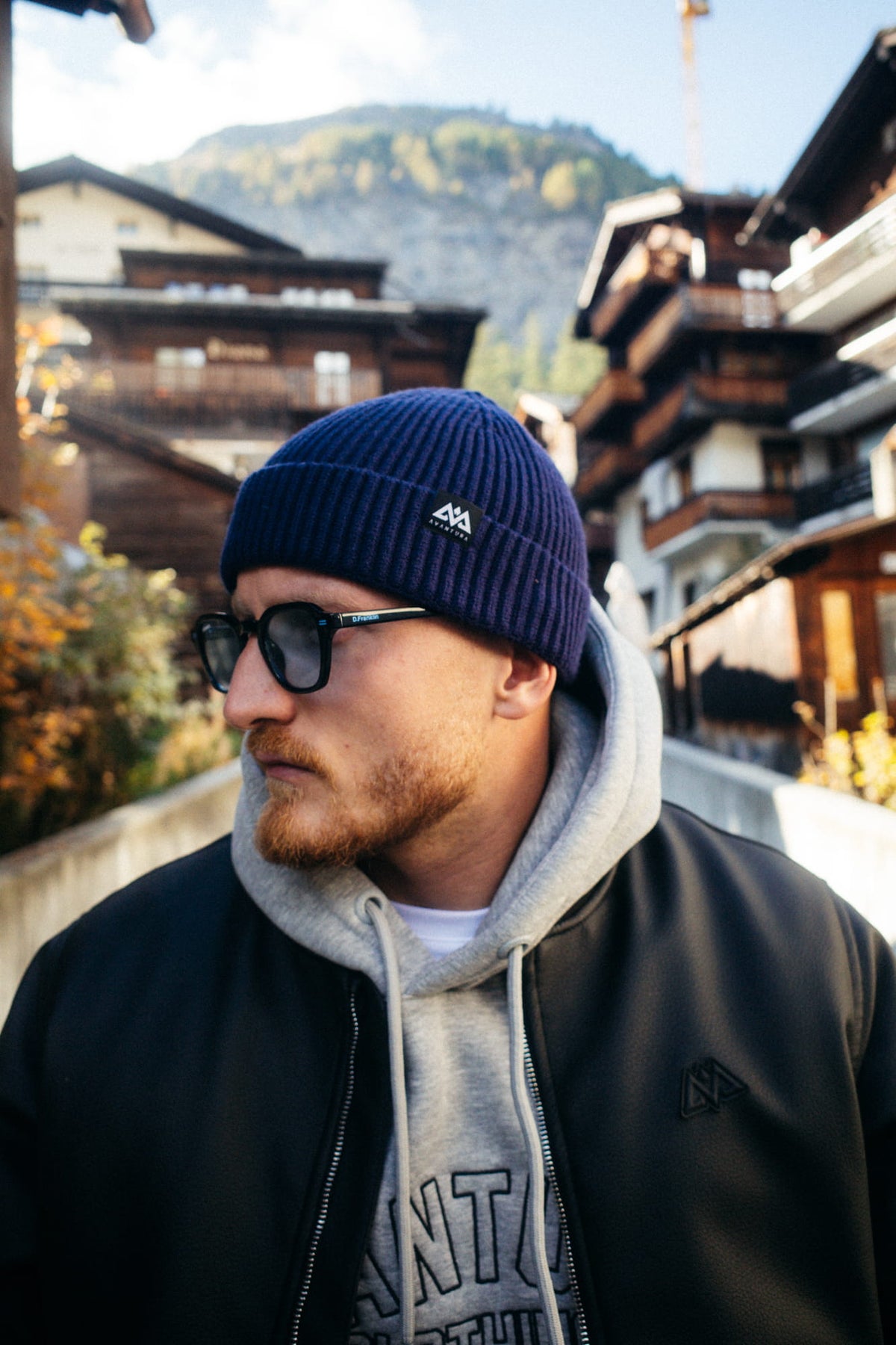 Navyblaue Mütze im alpinen Outdoor-Stil mit Sonnenbrille