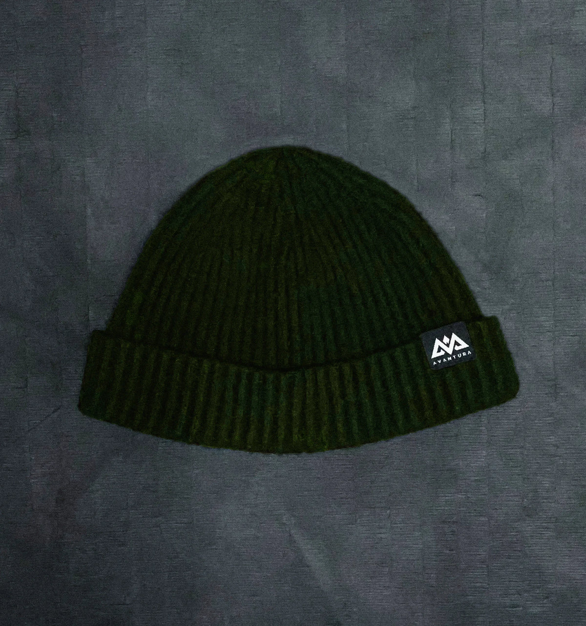 Olivgrüne Beanie mit kleinem Logo und umgeschlagenem Rand