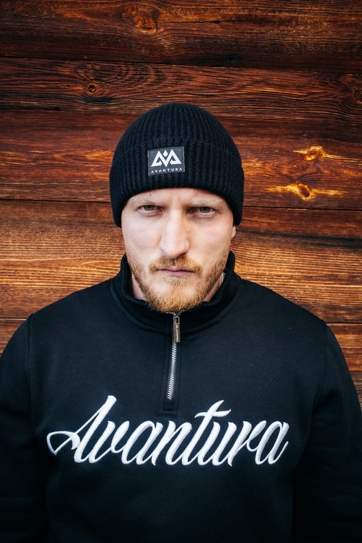 Avantura Beanie Schwarz mit weißem Dreiecks-Logo von vorne