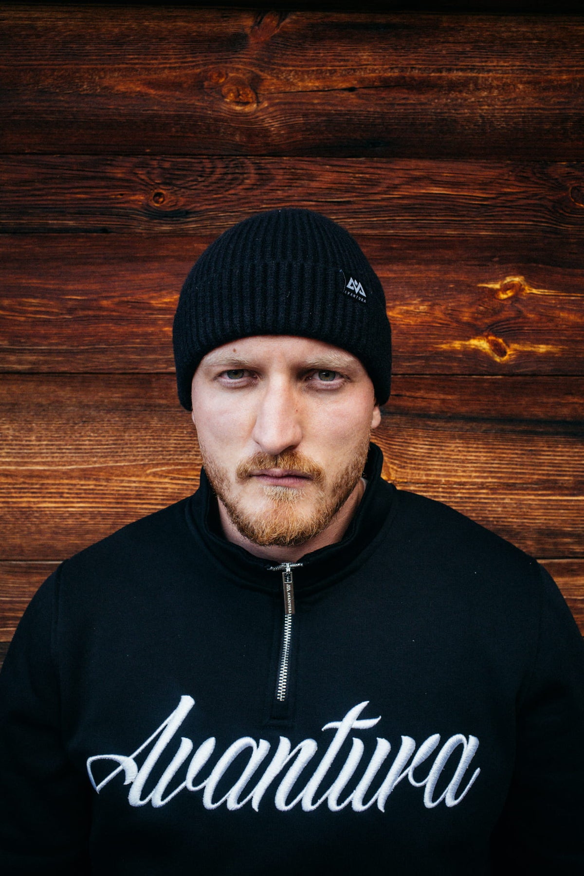 Schwarze Avantura Beanie mit kleinem Logo