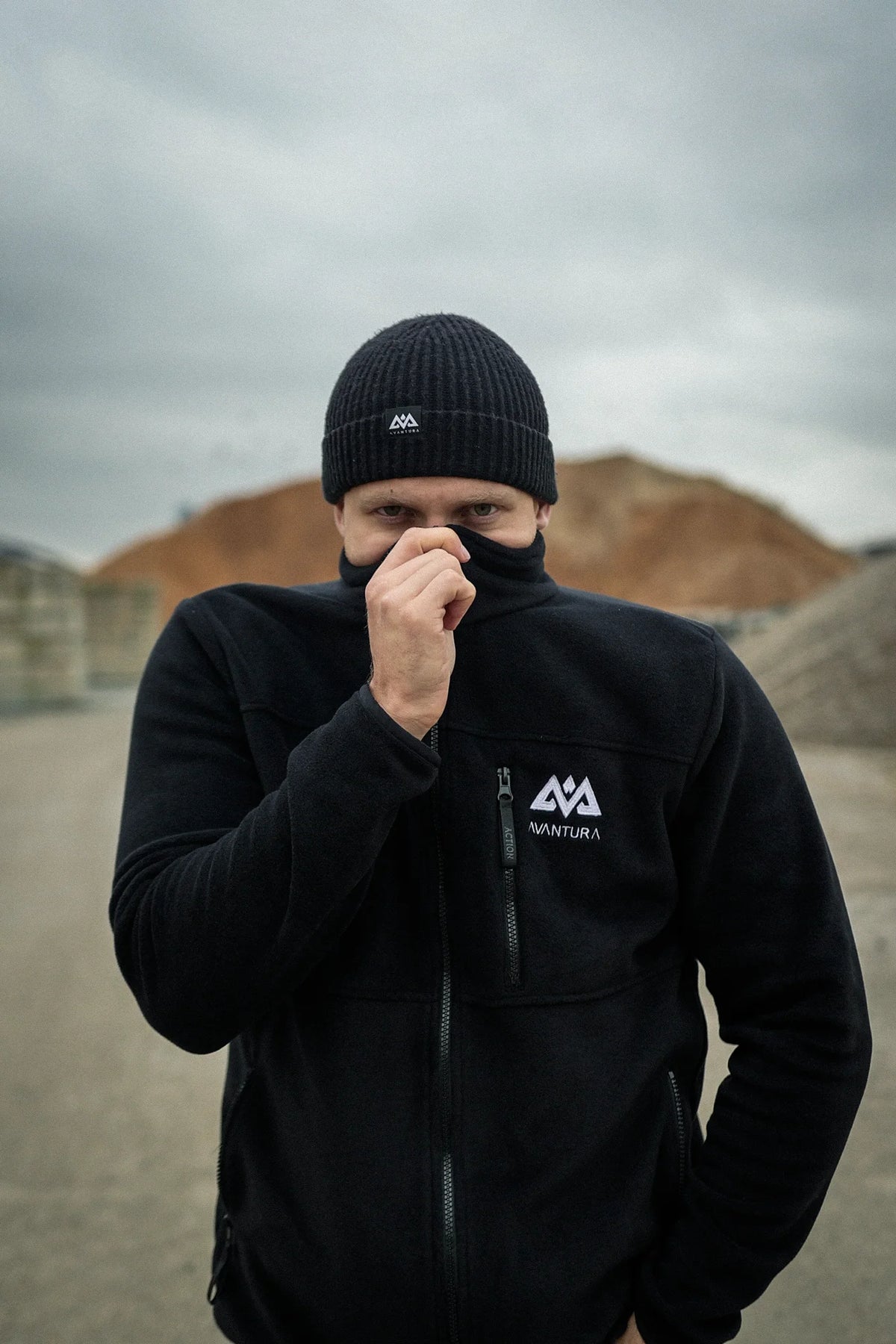 BEANIE AVANTURA SCHWARZ SMALL LOGO