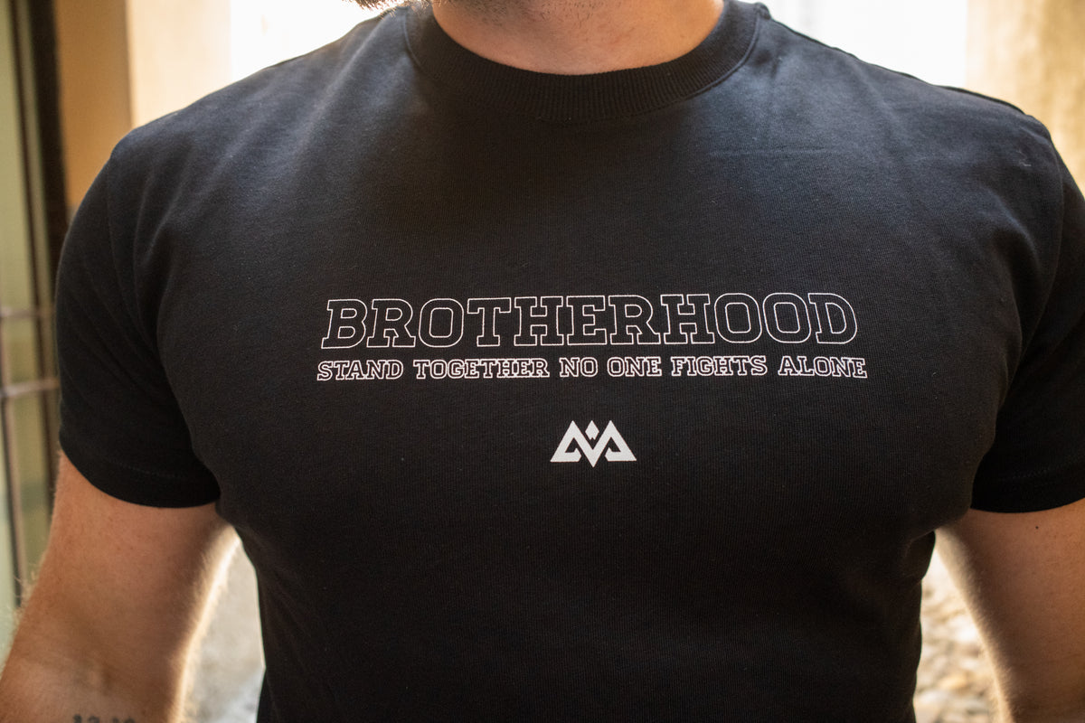 Schwarzes T-Shirt mit weißem BROTHERHOOD Brustdruck und Slogan