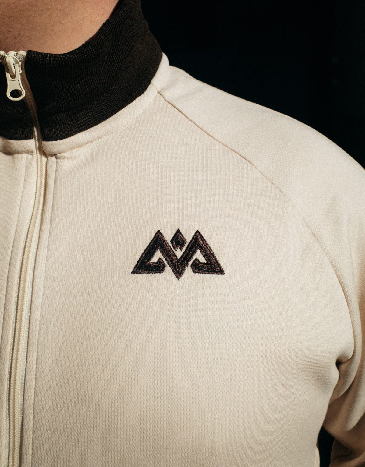 Cremefarbene Cappuccino Trackjacke mit schwarzem Logo Detail