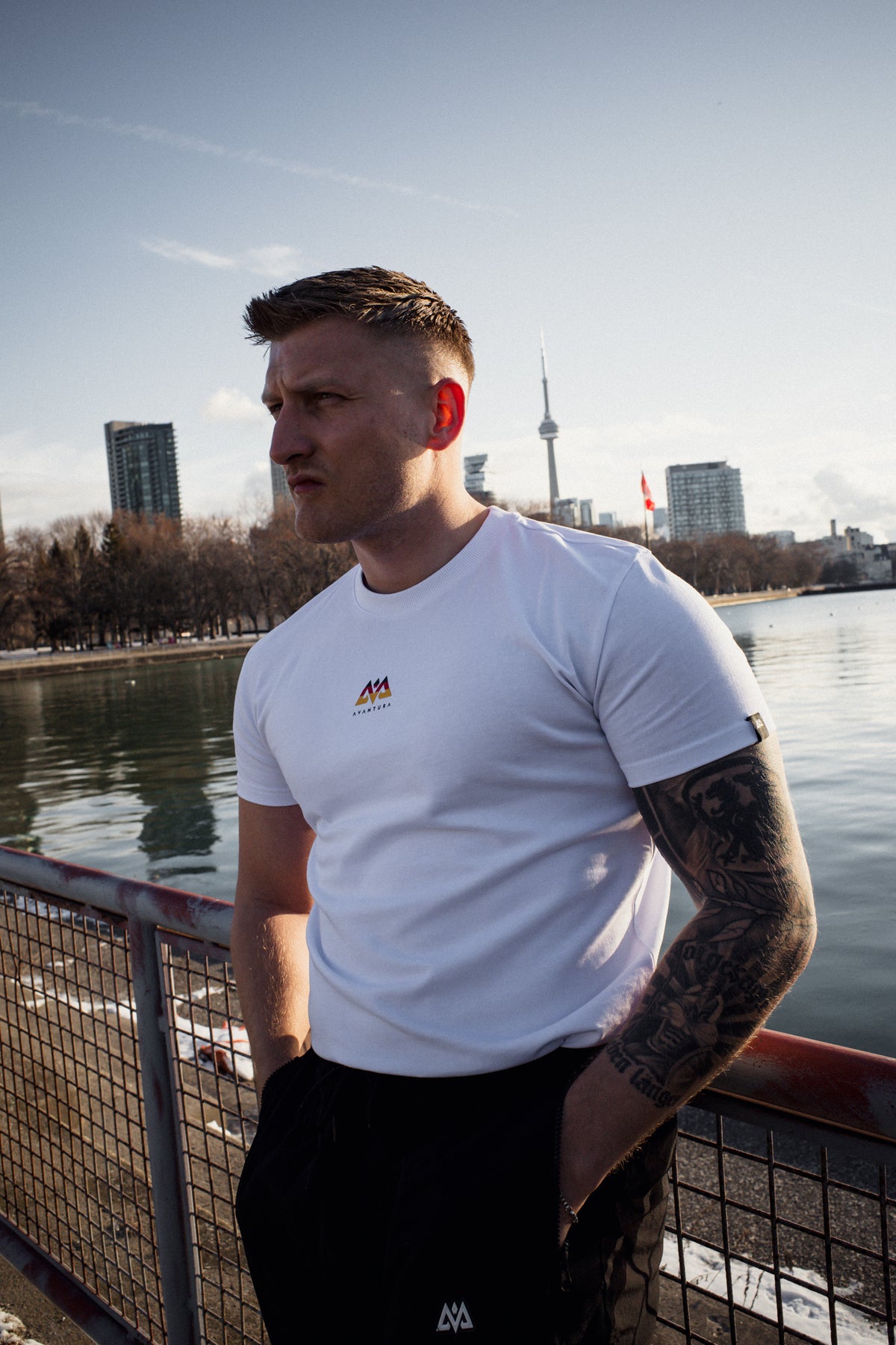 Weißes T-Shirt mit klebem mehrfarbigem Logo auf der linken Brustseite