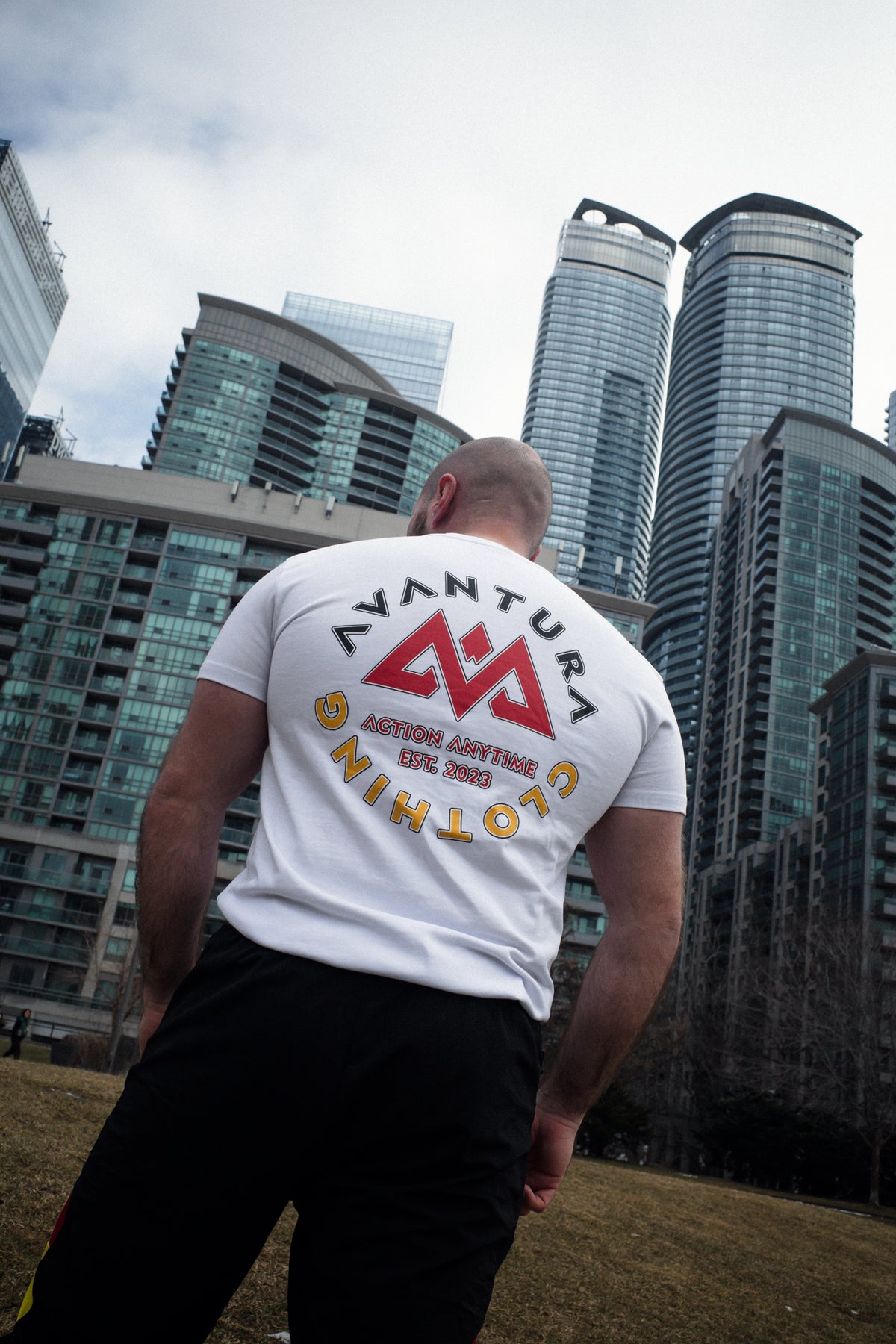 Großer Backprint auf der Rückseite des weißen T-Shirts mit geometrischem Logo