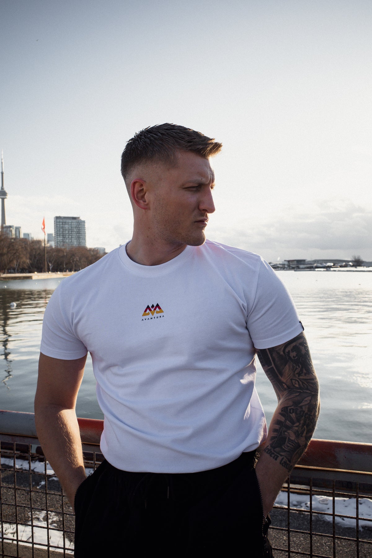 Seitenansicht weißes T-Shirt klassischer Schnitt mit mehrfarbigem Brustlogo