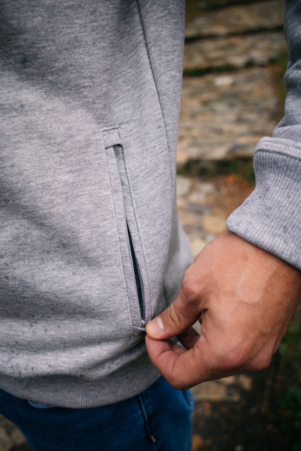 Graues Crewneck Sweatshirt mit Reißverschluss-Tasche und geripptem Ärmelbund