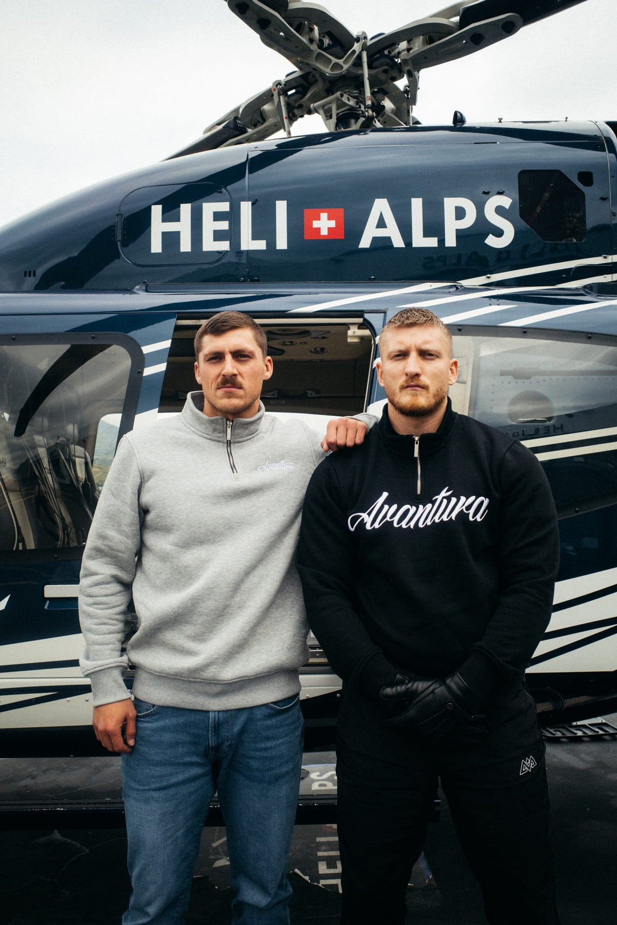 Schwarzer Crewneck Pullover mit halbem Reißverschluss und weißer Avantura Schrift