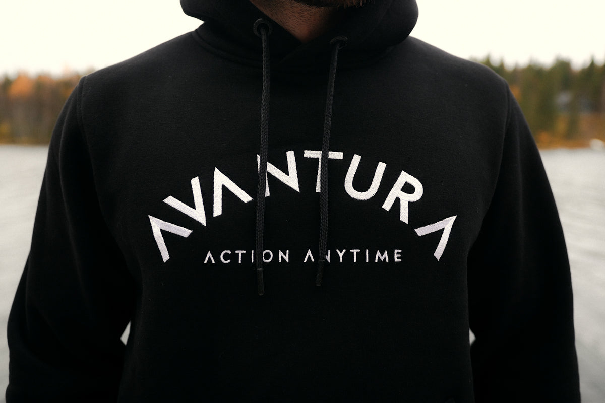 Schwarzer Hoodie mit weißem gewölbtem AVANTURA Sticklogo und Kordeln