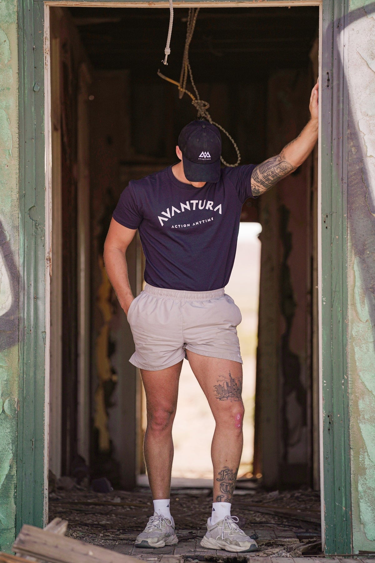 Dunkelblaues AVANTURA T-Shirt mit zentriertem Druck in rustikaler Umgebung