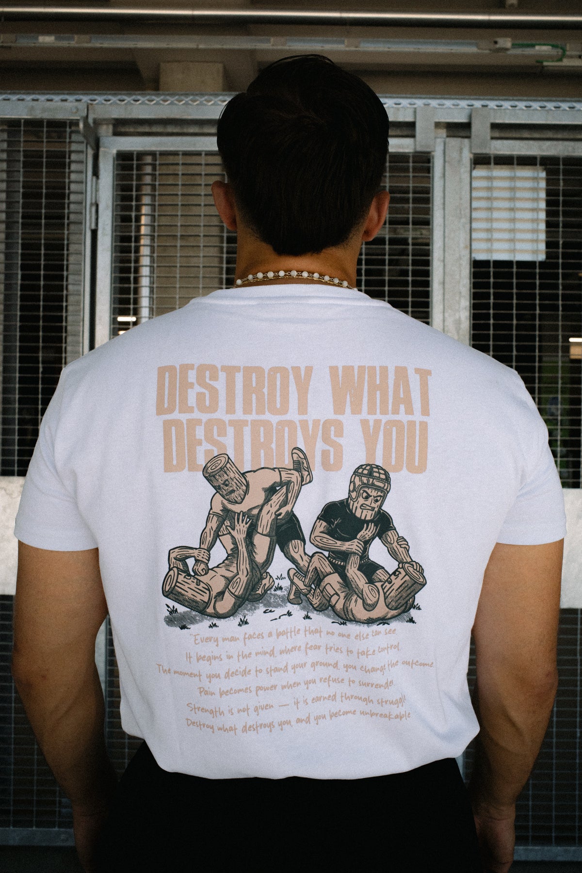 Nahaufnahme des beige-braunen Backprints auf weißem T-Shirt