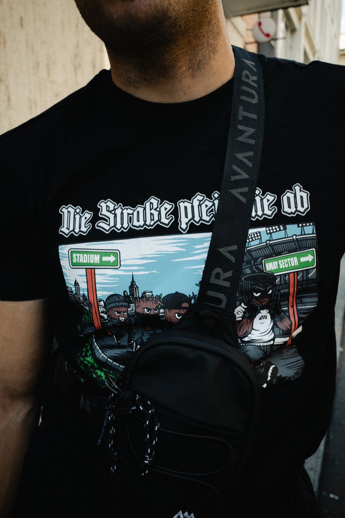 Black Die Straße pfeift nie ab graphic tee with stadium art