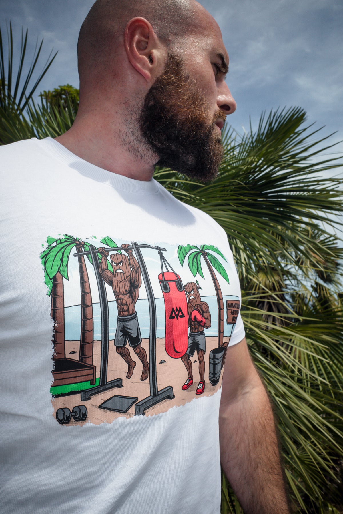 Nahaufnahme weißes T-Shirt mit Comic-Print: Boxer unter Palmen am roten Sandbag