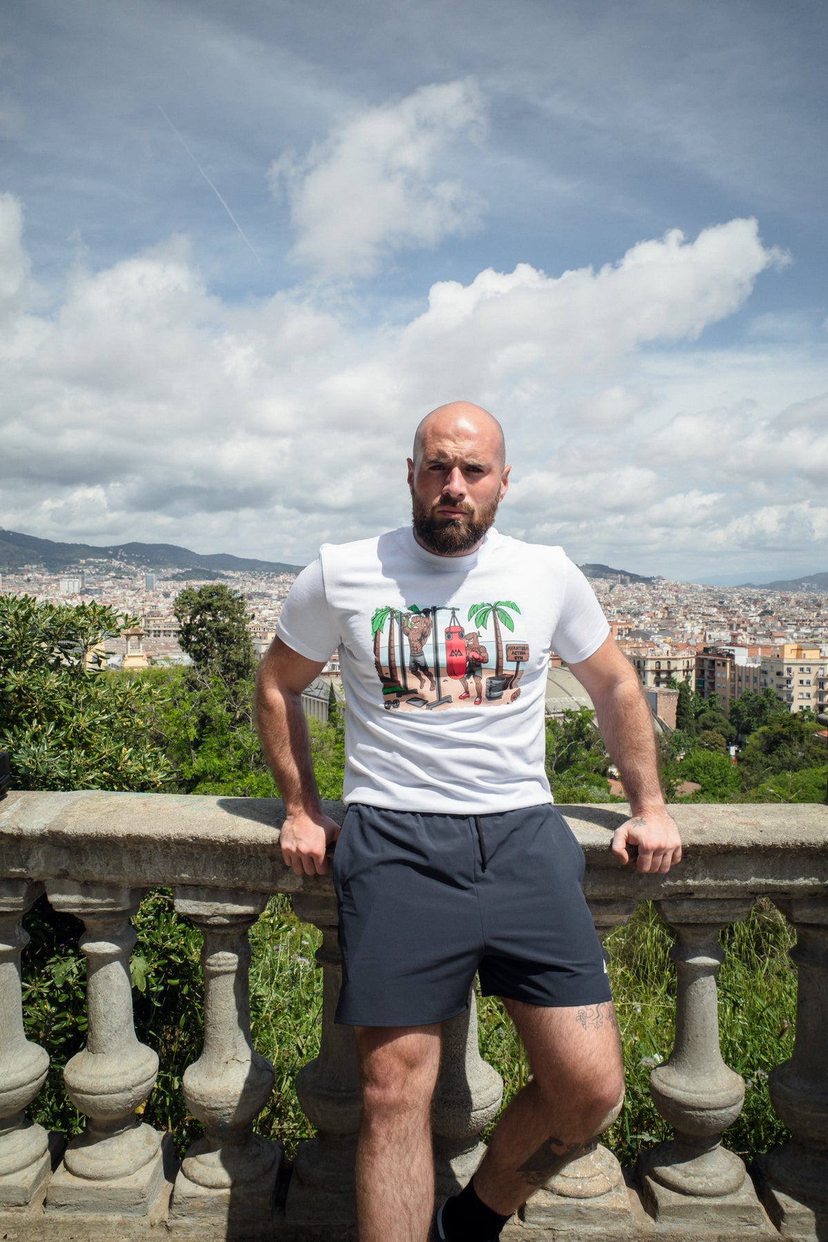 Weißes T-Shirt mit buntem Frontprint: Waldfigur beim Training im tropischen Stil