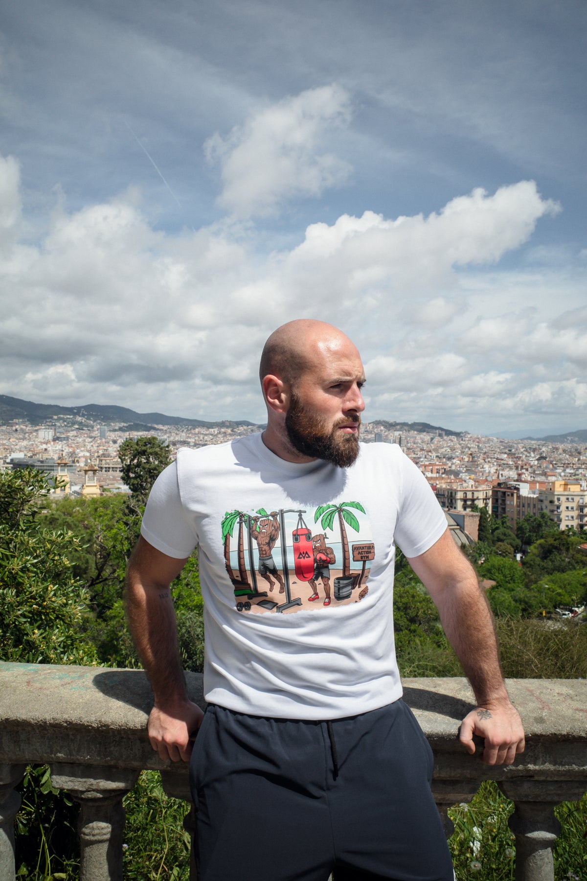 Weißes T-Shirt mit farbenfrohem Fitness-Frontprint im tropischen Design