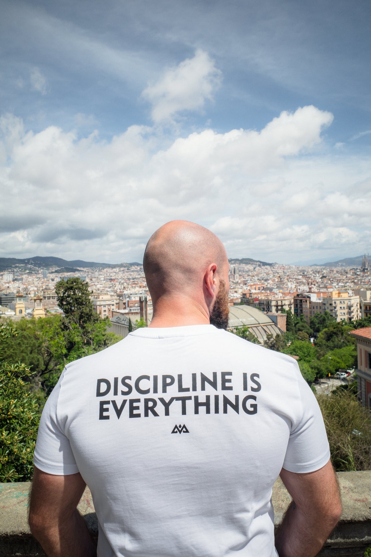 Weißes T-Shirt mit großem schwarzen Rückenprint 'Discipline is Everything'