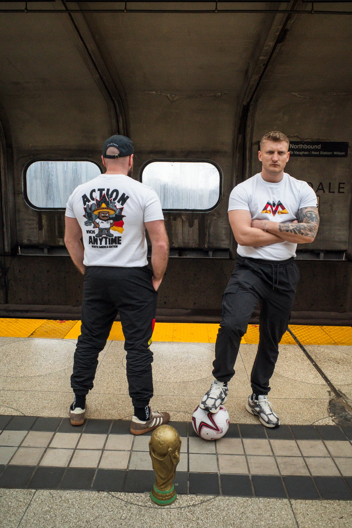 Großer Backprint des weißen EL VIEH T-Shirts mit Cartoon-Figur und WM26 Text