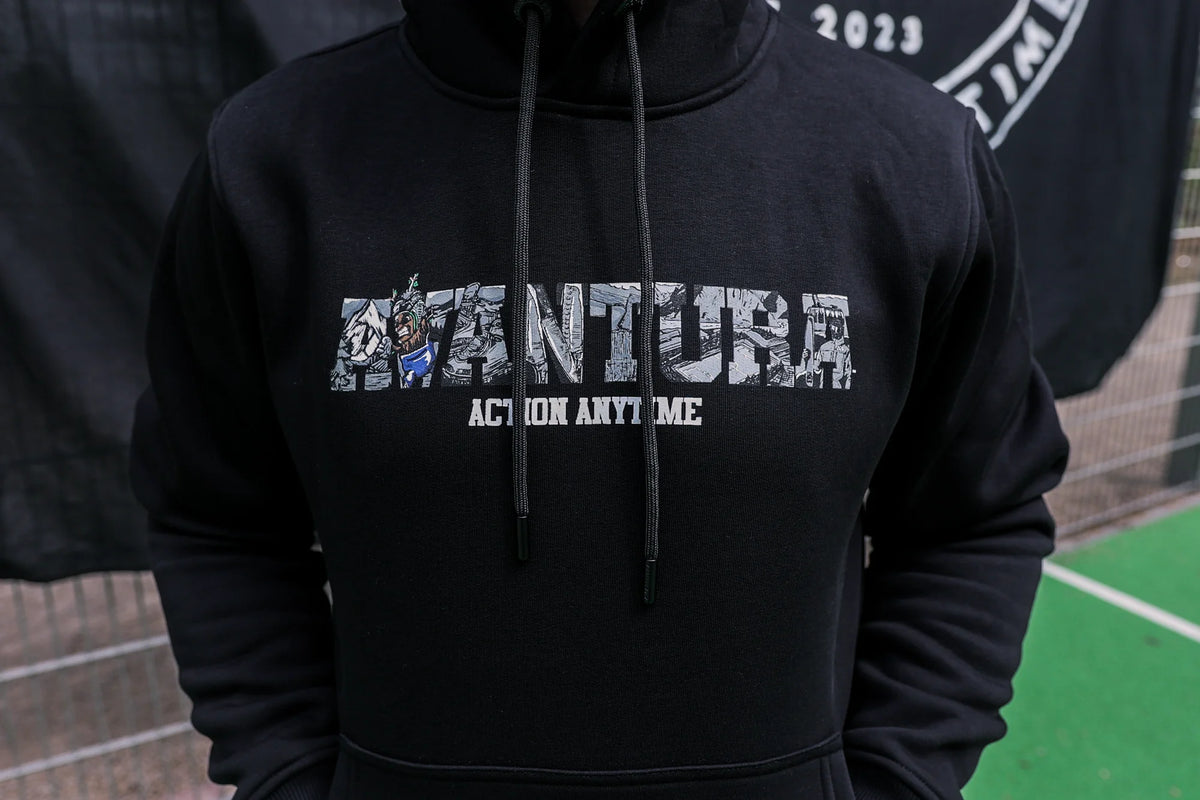 Nahaufnahme des Comic-Prints auf der Brust des schwarzen Hoodies